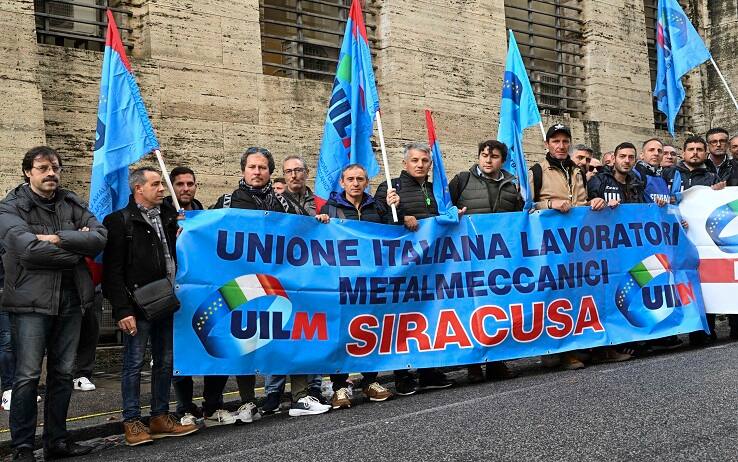 Il presidio dei lavoratori ISAB - Lukoil, sotto al Ministero dello Sviluppo Economico, nel corso dell'incontro del Governo con i rappresentanti della societa' e dei sindacati, Roma, 18 novembre 2022.    ANSA/MAURIZIO BRAMBATTI