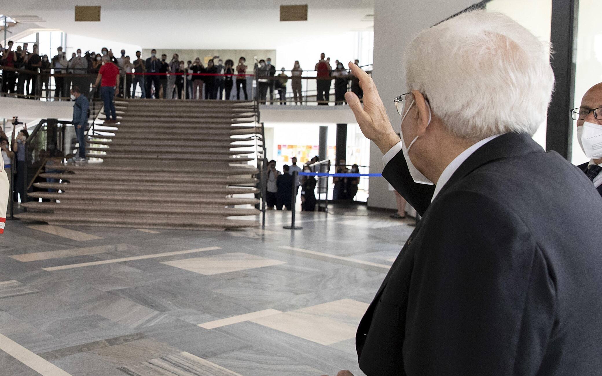 Il Presidente della Repubblica Sergio Mattarella alla cerimonia per l’anno accademico 2020- 2021 dell’Università degli Studi di Milano risponde al saluto degli studenti, Roma, 8 Giugno 2021. ANSA/US/QUIRINALE/PAOLO GIANDOTTI