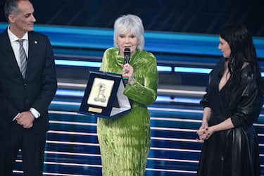 Caterina Caselli premiata sul palco dell'Ariston