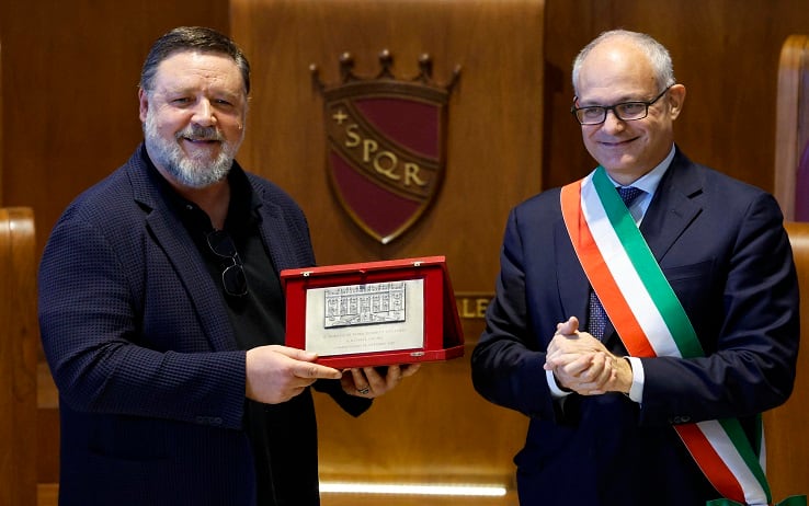 Australian actor Russell Crowe (L) and Rome mayor Roberto Gualtieri at a meeting in Campidoglio during a side event of the 17th annual Roma International Film Festival in Rome, Italy, 14 October 2022. The Festa del Cinema di Roma runs from 13 to 23 October 2022.ANSA/FABIO FRUSTACI
