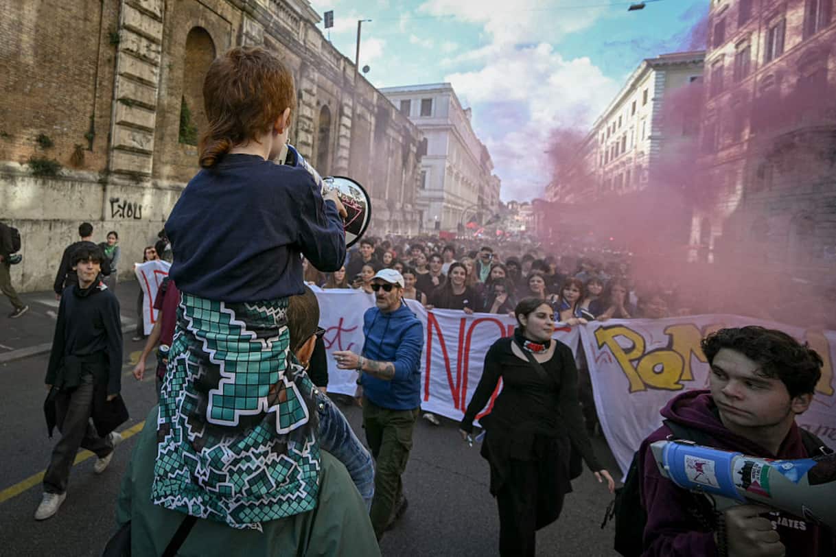 Sciopero generale, cortei in città blindate: prime tensioni a Torino - Sky TG24