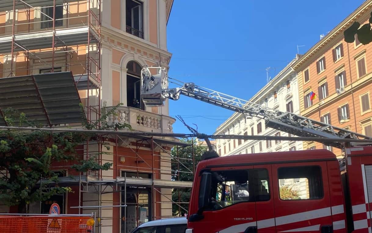 Roma, crollo solaio negozio in via Cola di Rienzo: soccorse 4 persone ...
