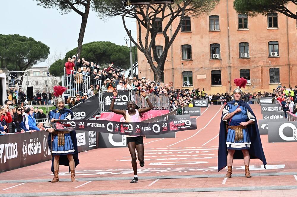 Si è svolta oggi l'Acea Run Rome the Marathon, la maratona dell'acqua che celebra il rapporto tra sport e risorse idriche.