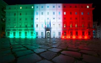 La facciata di Palazzo Chigi illuminata con i colori della Bandiera Italiana per tutto il periodo dell'emergenza sanitaria legata al Covid-19. Un'iniziativa, inaugurata in coincidenza con il 159° anniversario dell'Unità d'Italia, che vuole testimoniare i valori dell'unità, della responsabilità e della solidarietà che in questo momento accomunano l'Italia tutta, Roma, 18 marzo 2020.
ANSA/FILIPPO ATTILI - uff. stampa palazzo Chigi