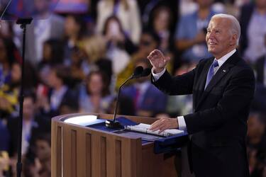 epa11556024 United States President Joe Biden takes the stage during the opening night of the Democratic National Convention (DNC) at the United Center in Chicago, Illinois, USA, 19 August 2024. The 2024 Democratic National Convention is being held from 19 to 22 August 2024, during which delegates of the United States' Democratic Party will vote on the party's platform and ceremonially vote for the party's nominee for president, Vice President Kamala Harris, and for vice president, Governor Tim Walz of Minnesota, for the upcoming presidential election.  EPA/CAROLINE BREHMAN