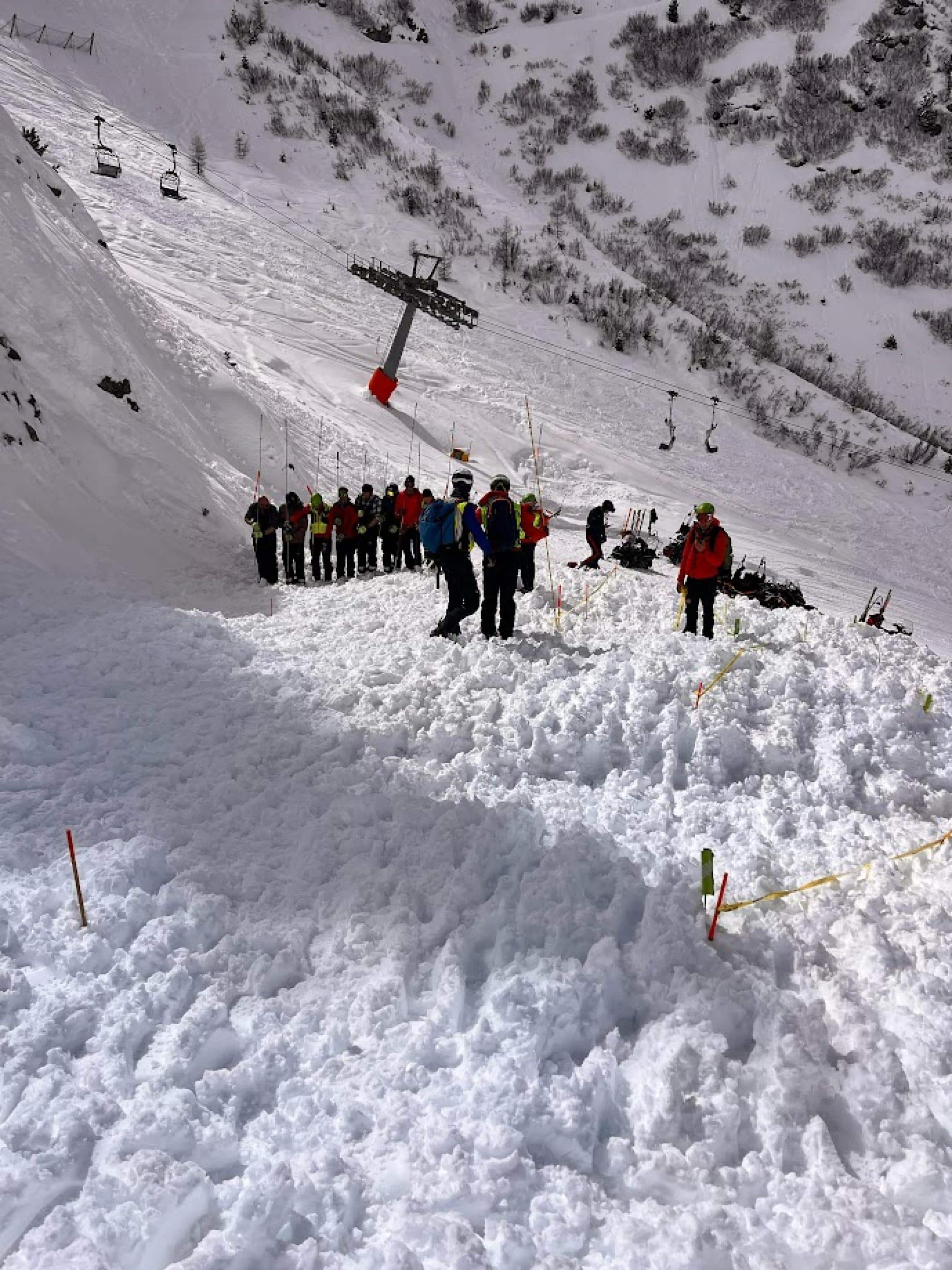 Una valanga è finita sulla pista Tresca a quota 2150 m, a Pampeago nel comprensorio sciistico Latemar-Obereggen, in Trentino, fortunatamente senza travolgere sciatori. La chiamata al 112 è arrivata da parte degli impiantisti, i quali chiedevano supporto alla bonifica. La slavina era di piccole dimensioni e pare sia stata provocata da degli sciatori, nonostante vigesse il divieto di fare sci fuoripista. La bonifica è stata eseguita con ricerca Recco, ricerca Artva, il supporto dei cinofili e il sondaggio spalla spalla di tutta l'area coinvolta e ha infine dato esito negativo.
ANSA/ SOCCORSO ALPINO
+++ ANSA PROVIDES ACCESS TO THIS HANDOUT PHOTO TO BE USED SOLELY TO ILLUSTRATE   NEWS REPORTING OR COMMENTARY ON THE FACTS OR EVENTS DEPICTED IN THIS IMAGE; NO  ARCHIVING; NO LICENSING +++ NPK +++