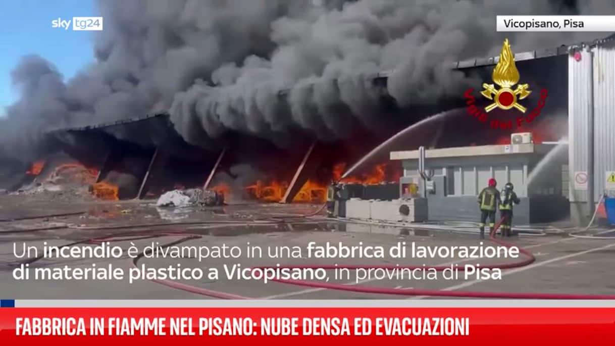 Fabbrica in fiamme nel Pisano: nube densa ed evacu