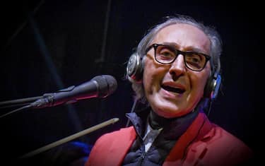 Un momento del concerto di Franco Battiato in piazza del Plebiscito per inaugurare l'edizione 2017 del Napoli Teatro Festival, 5 giugno 2017. 
ANSA / CIRO FUSCO
