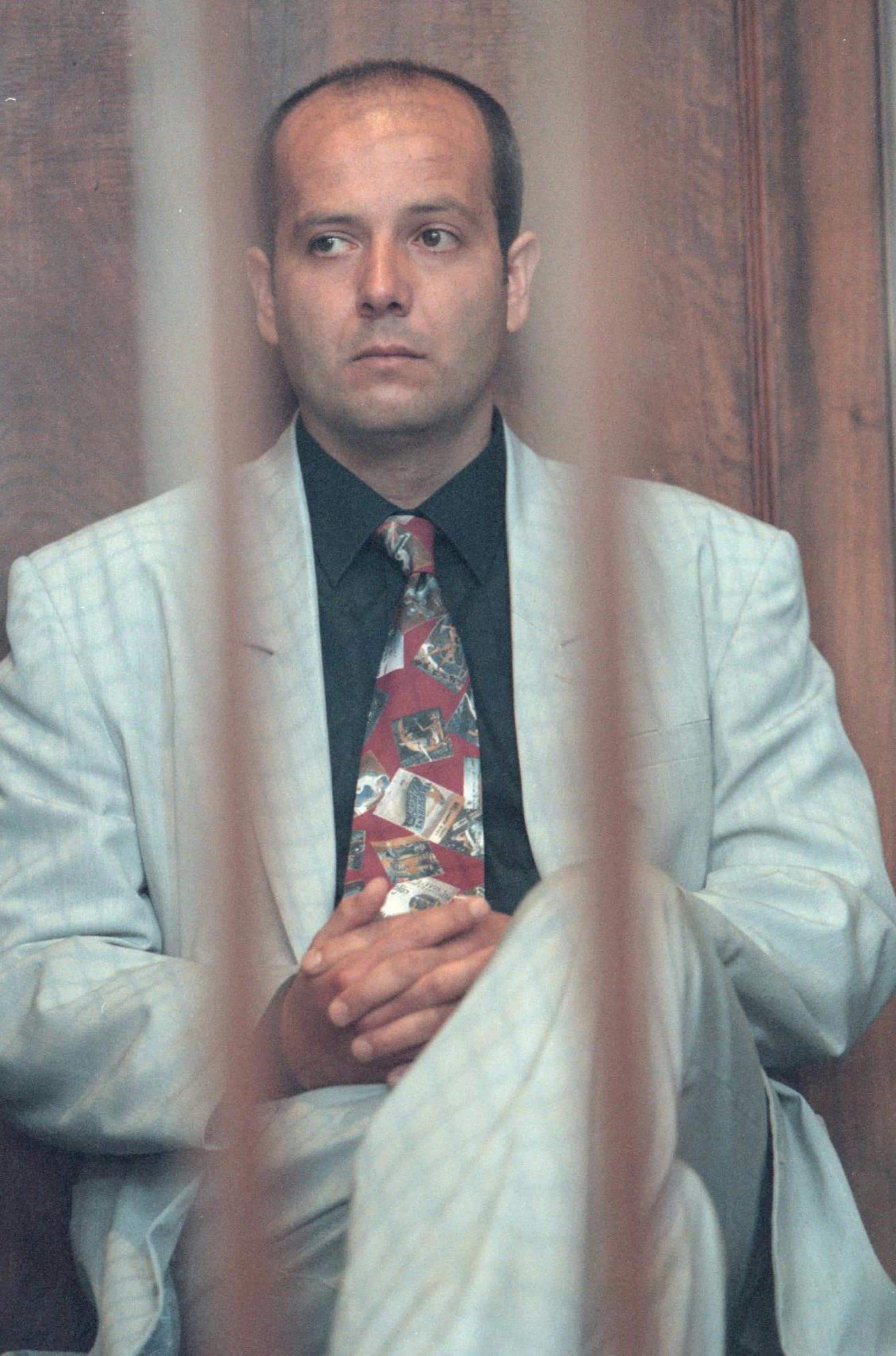 Un'immagine d'archivio datata 13 maggio 1995 che mostra Alberto Savi nella gabbia dell'aula del tribunale di Bologna. La corte d'Assise ha emesso oggi la sentenza del processo alla banda della Uno Bianca.   ARCHIVIO/ANSA/TO
