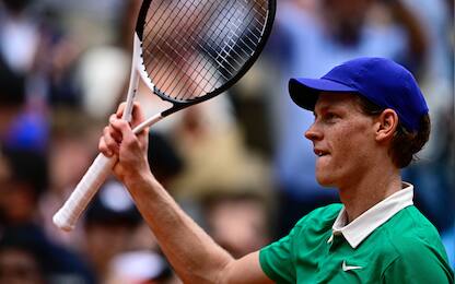 Italy's Jannik Sinner celebrates after winning his men's singles match against Czech Republic's Jiri Lehecka on day 7 of the French Open tennis tournament on Court Philippe-Chatrier at the Roland-Garros Complex in Paris on May 31, 2025. (Photo by JULIEN DE ROSA / AFP)