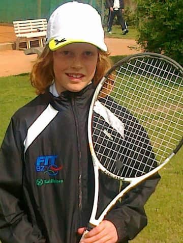 Una immagine di archivo di Jannik Sinner rilasciata dalla famiglia. Continua il momento magico del 18enne azzurro Jannick Sinner che ha conquistato la semifinale dell'European Open', torneo Atp 250 di Anversa. Il giovane tennista altotesino ha battuto lo statunitense Frances Tiafoe in tre set, 6-4, 3-6, 6-3. Con questo risultato Sinner si aggiudica un posto nella top 100.
ANSA/ARCHIVIO FAMIGLIA SINNER
+++EDITORIAL USE ONLY - NO SALES+++