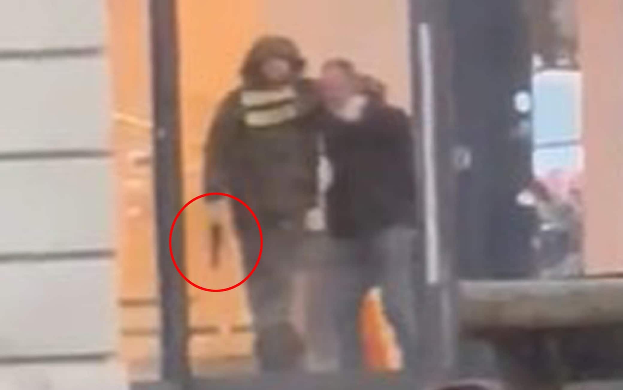 FRAME DA VIDEO TWITTER Insider Paper - Hostage situation at Apple Store in Amsterdam