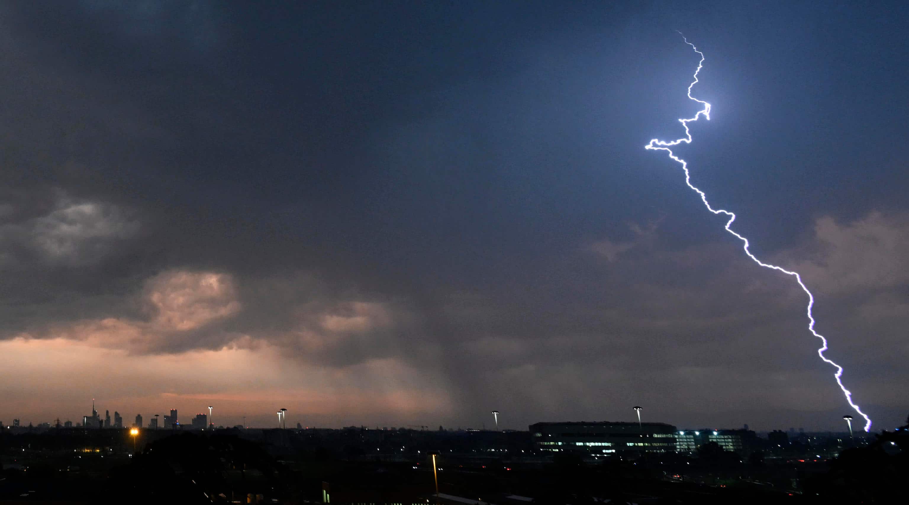 Il temporale con forti scrosci d'acqua e una breve grandinata che si è abbattuto su Milano, 28 maggio 2026. // Lightning struck during a thunderstorm with heavy rain and a brief hailstorm that hit Milan on May 28, 2026.                                          ANSA/DANIEL DAL ZENNARO