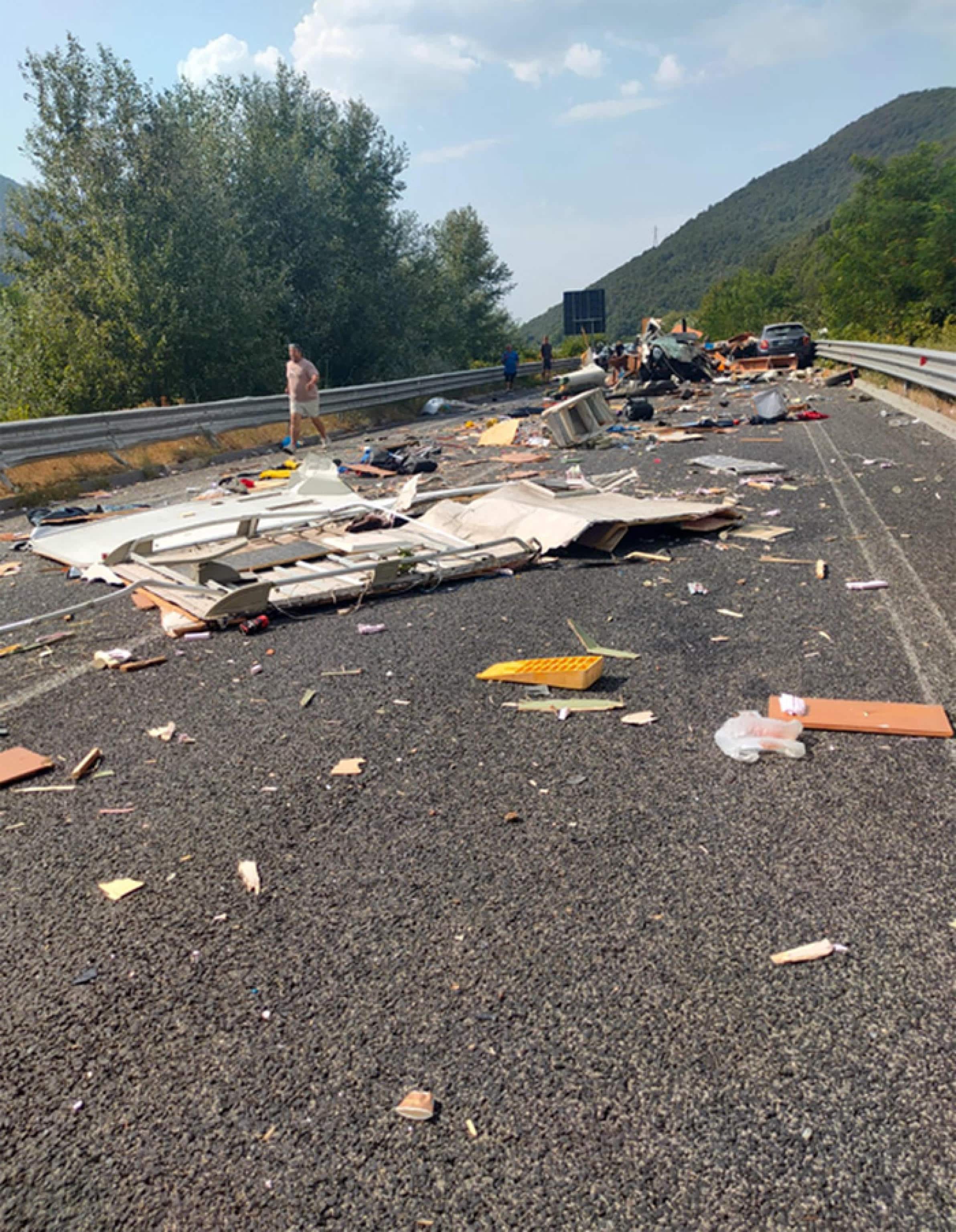 Il grave incidente stradale avvenuto lungo la superstrada Terni-Rieti in località Colli sul Velino, in territorio laziale al confine con l'Umbria, che ha causato cinque morti e cinque feriti, 2 agosto 2026  L'incidente ha coinvolto un autobus, due vetture e un camper. ANSA / EMILIANO GRILLOTTI