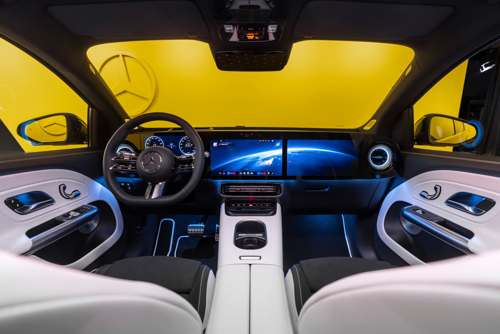 Der neue elektrische Mercedes-Benz GLA.Exterieur: Kosmosschwarz magnoInterieur: ARTICO nappa-look crystal white/MICROCUT microfibre black//The all-new Mercedes-Benz GLA electric.Exterior: cosmos black magnoInterior: ARTICO nappa-look crystal white/MICROCUT microfibre black