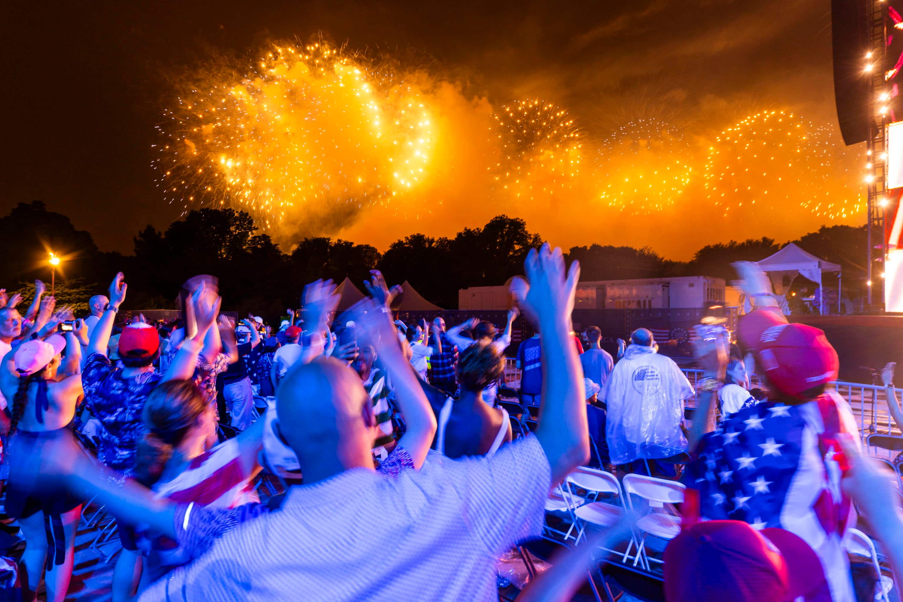 epa13088187 Fireworks go off during the Salute to America 250 celebration on the National Mall in Washington, DC, USA, 05 July 2026. The fireworks display is reportedly the largest in history, with 850,000 shells launched over 40 minutes.  EPA/JIM LO SCALZO / POOL