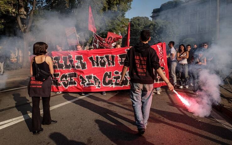 Partenza da piazza Cairoli del corteo studentesco contro l'alternanza scuola- lavoro e contro il nuovo governo, Milano, 7 Ottobre 2022. ANSA/MATTEO CORNER