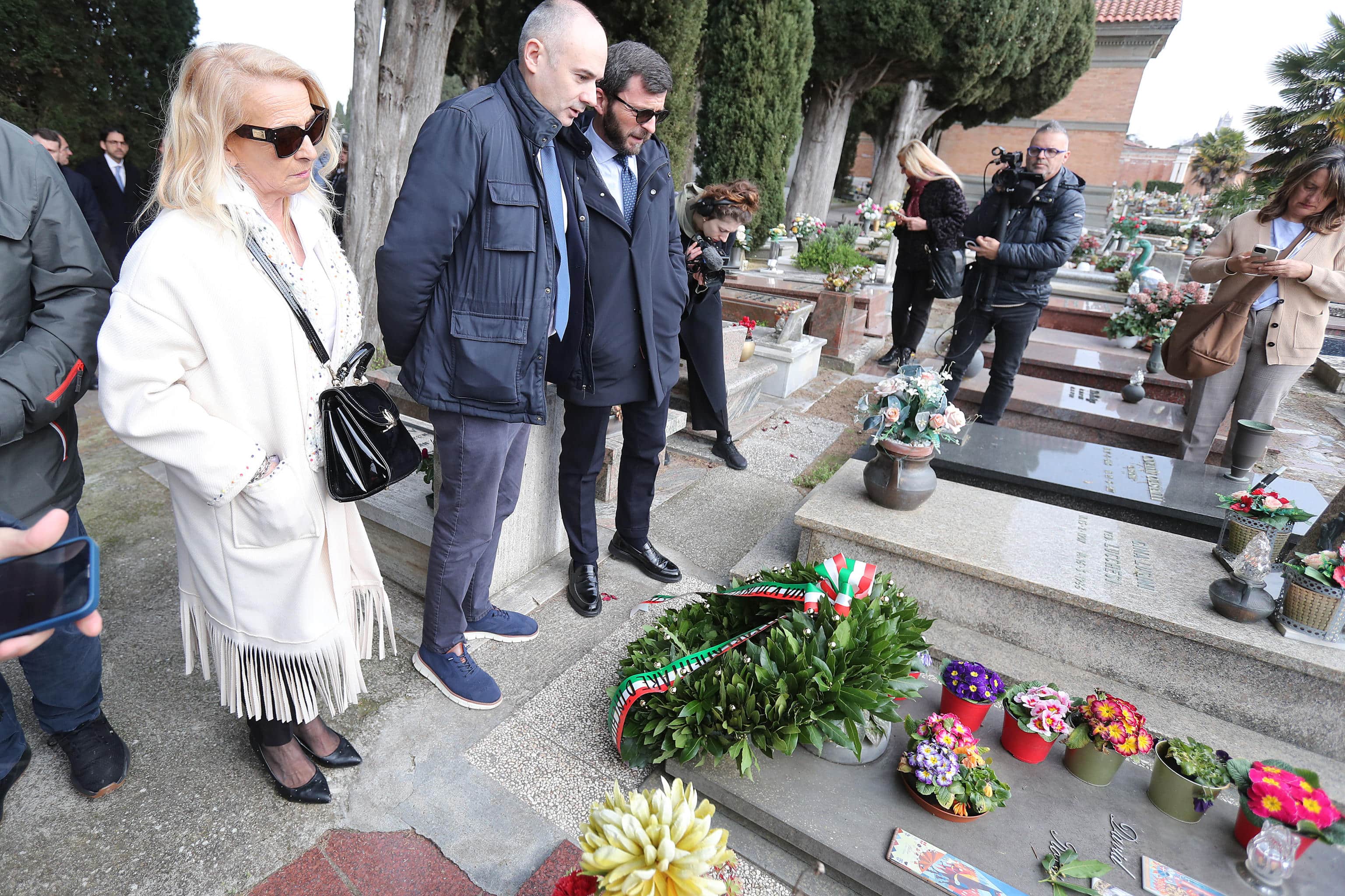 Familiari e amici sulla tomba di David Rossi a Siena