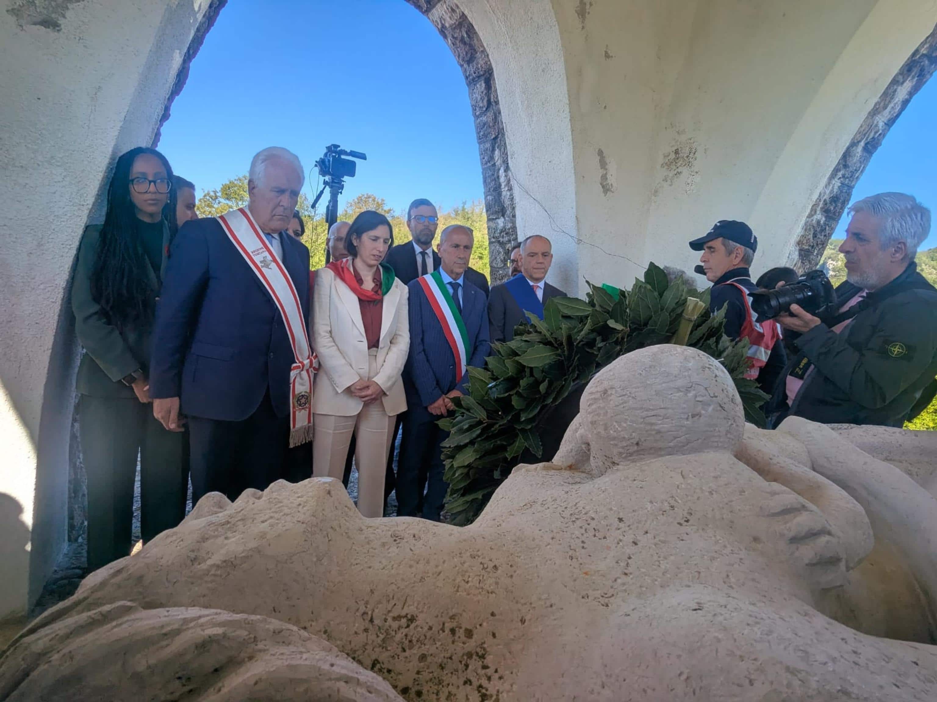 Vestita di bianco e con un fazzoletto tricolore al collo, la segretaria del Pd Elly Schlein è arrivata a Sant'Anna di Stazzema (Lucca), teatro di un eccidio nazifascista, in occasione delle celebrazioni per il 25 aprile e la commemorazione delle vittime, 25 aprile 2026.  ANSA/Leonardo Roselli