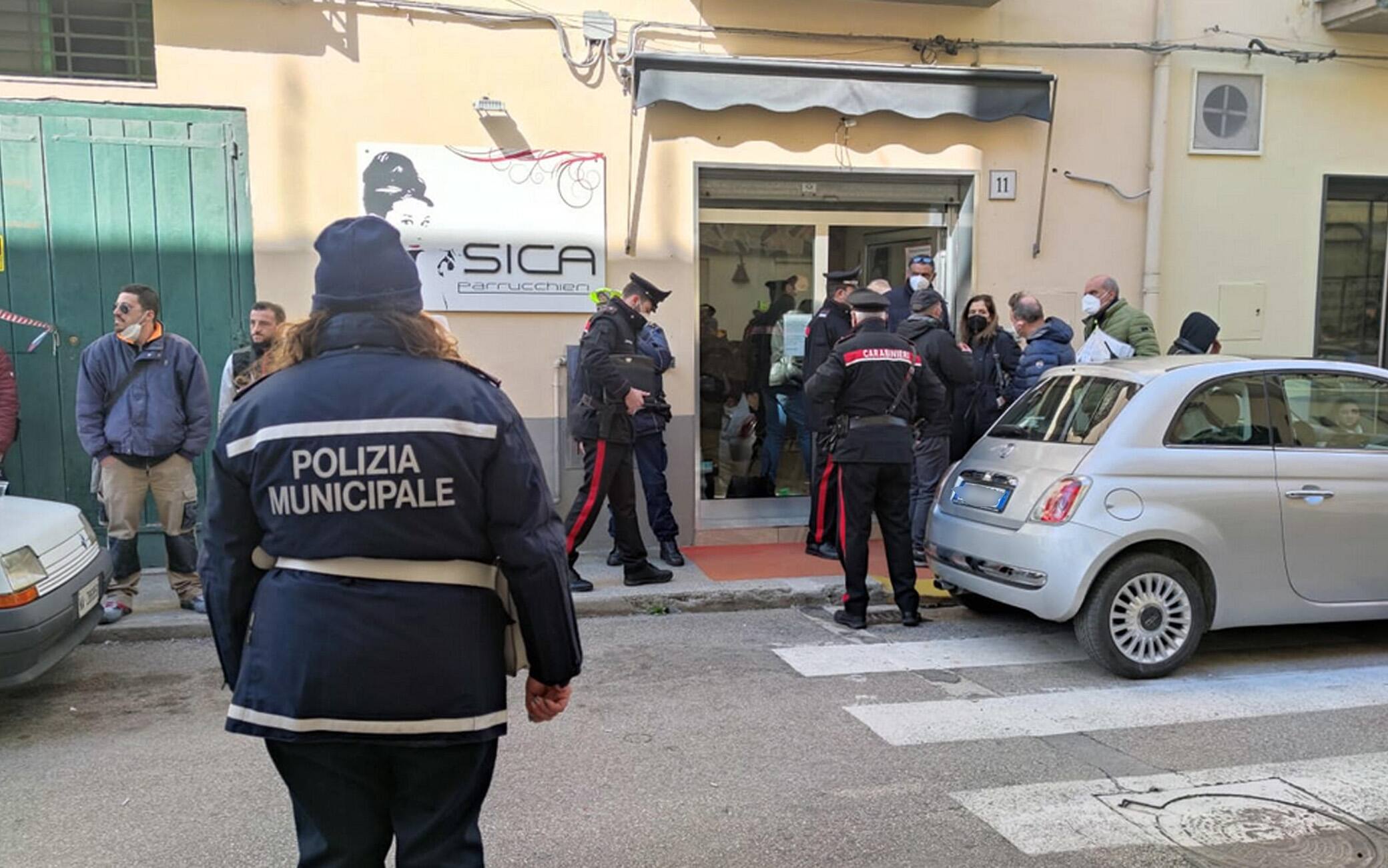 Il luogo dove una donna è stata uccisa dall'ex a Pontecagnano Faiano, in provincia di Salerno, 1 marzo 2022.ANSA/MASSIMO PICA