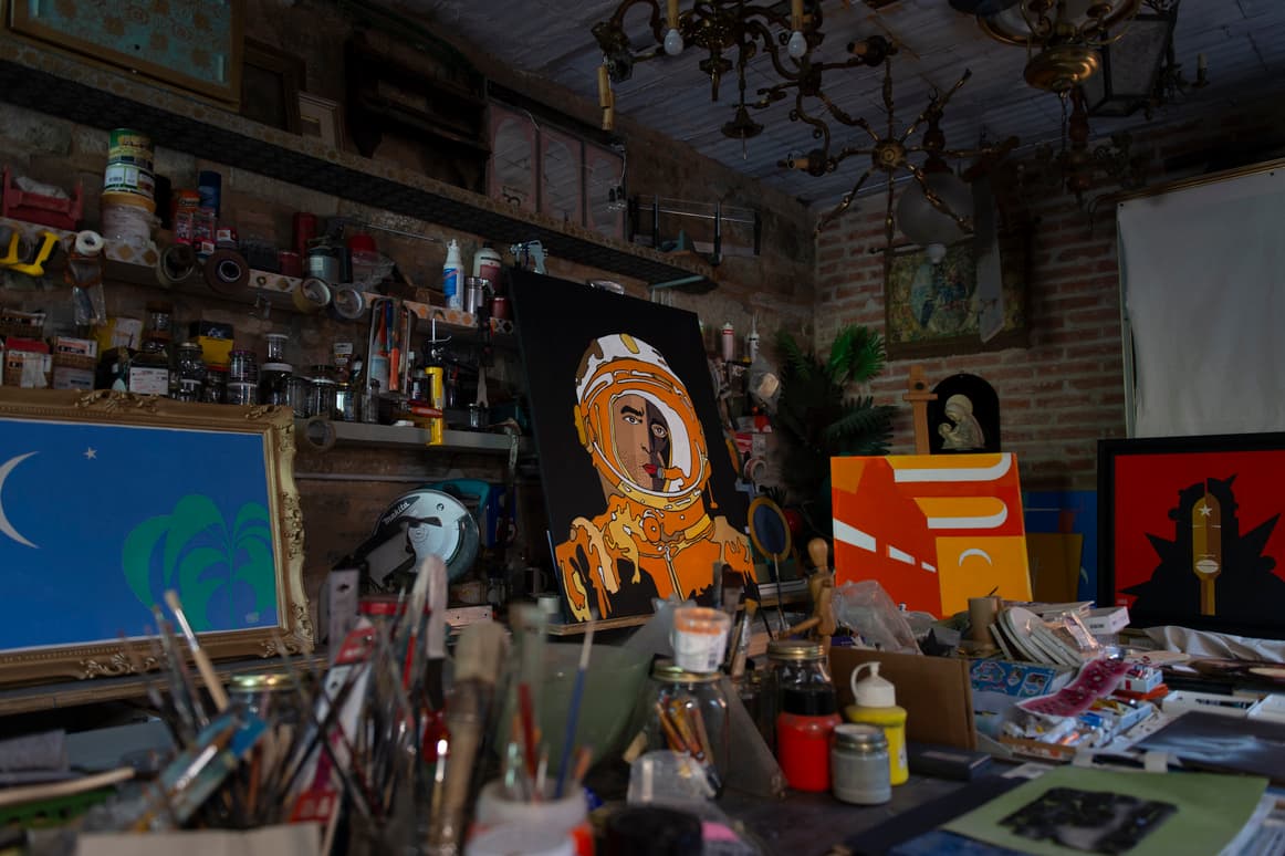 uca Carboni festeggia i 40 anni di carriera tra musica e arte, i suoi quadri in mostra a Bologna