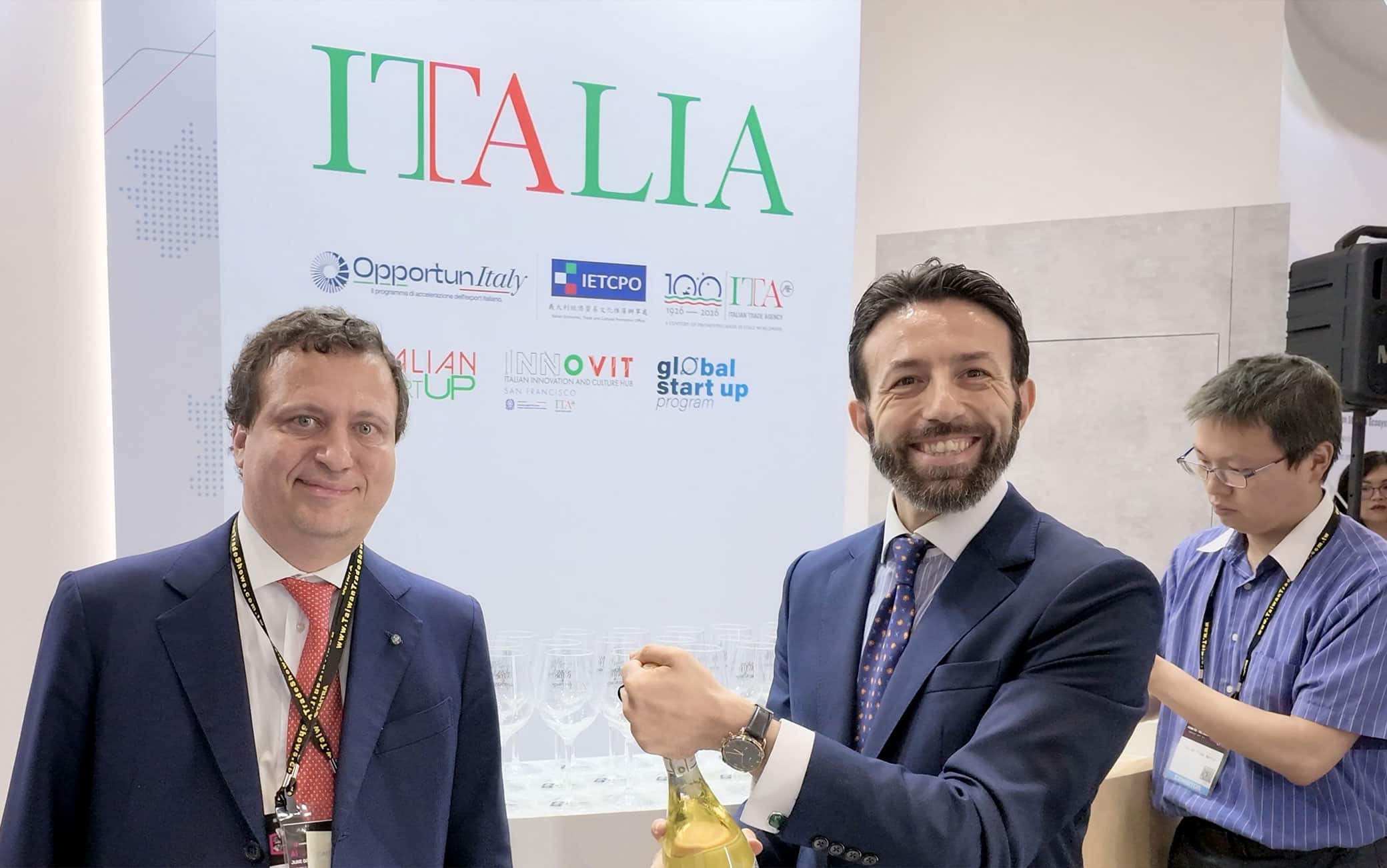 Marco Lombardi, rappresentante italiano a Taiwan, e Luigi Raffone di ICE Taipei nel Padiglione italiano