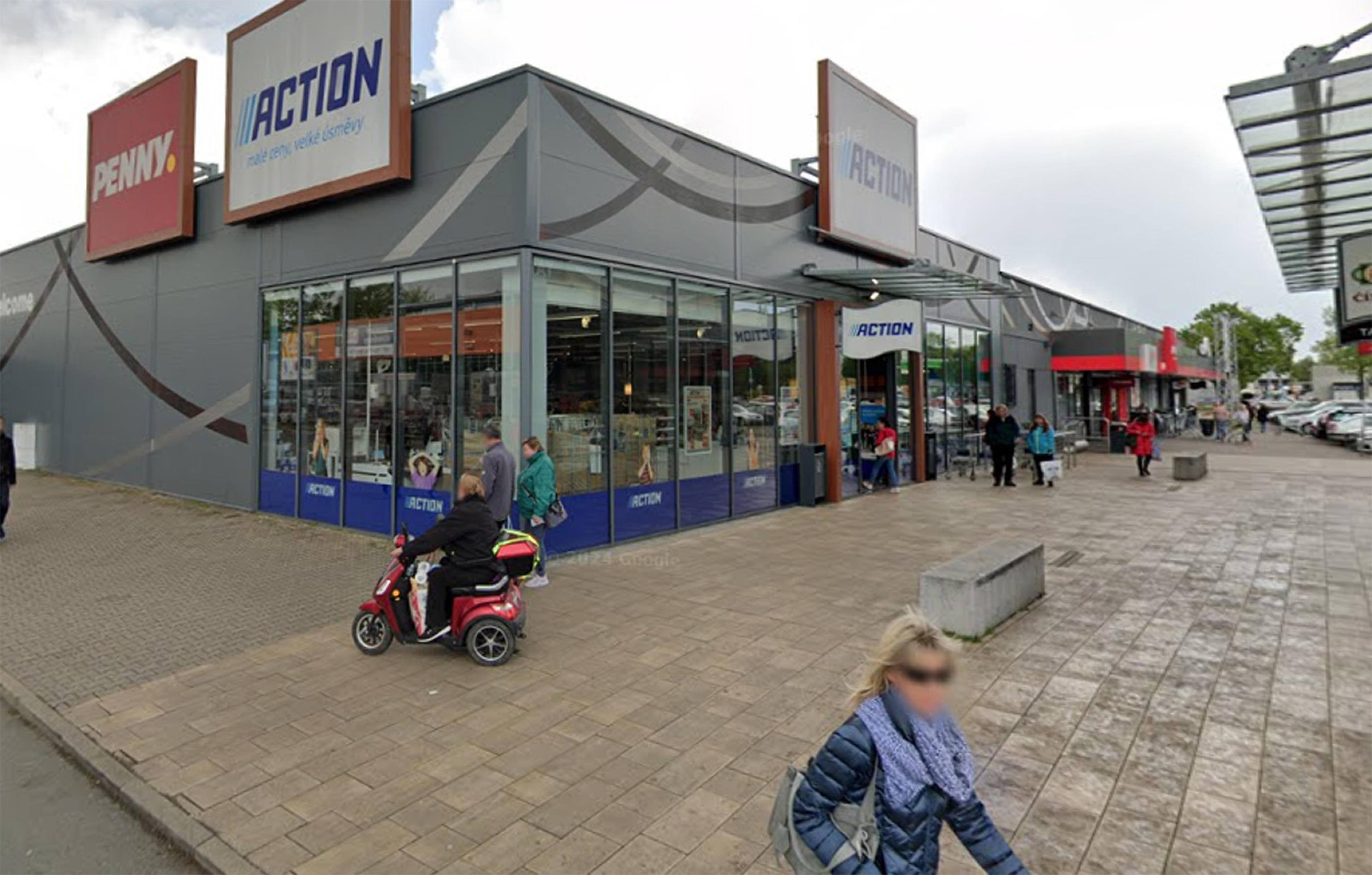 Un 16enne ha ucciso oggi a coltellate due donne in un centro commerciale nella Repubblica Ceca: lo ha reso noto la polizia. L'attacco è avvenuto questa mattina in un negozio di un centro commerciale di Hradec Kralove, a circa 100 chilometri a est di Praga. Non si conosce ancora il motivo del duplice omicidio.
ANSA/GOOGLE MAPS ANSA PROVIDES ACCESS TO THIS HANDOUT PHOTO TO BE USED SOLELY TO ILLUSTRATE NEWS REPORTING OR COMMENTARY ON THE FACTS OR EVENTS DEPICTED IN THIS IMAGE; NO ARCHIVING; NO LICENSING NPK