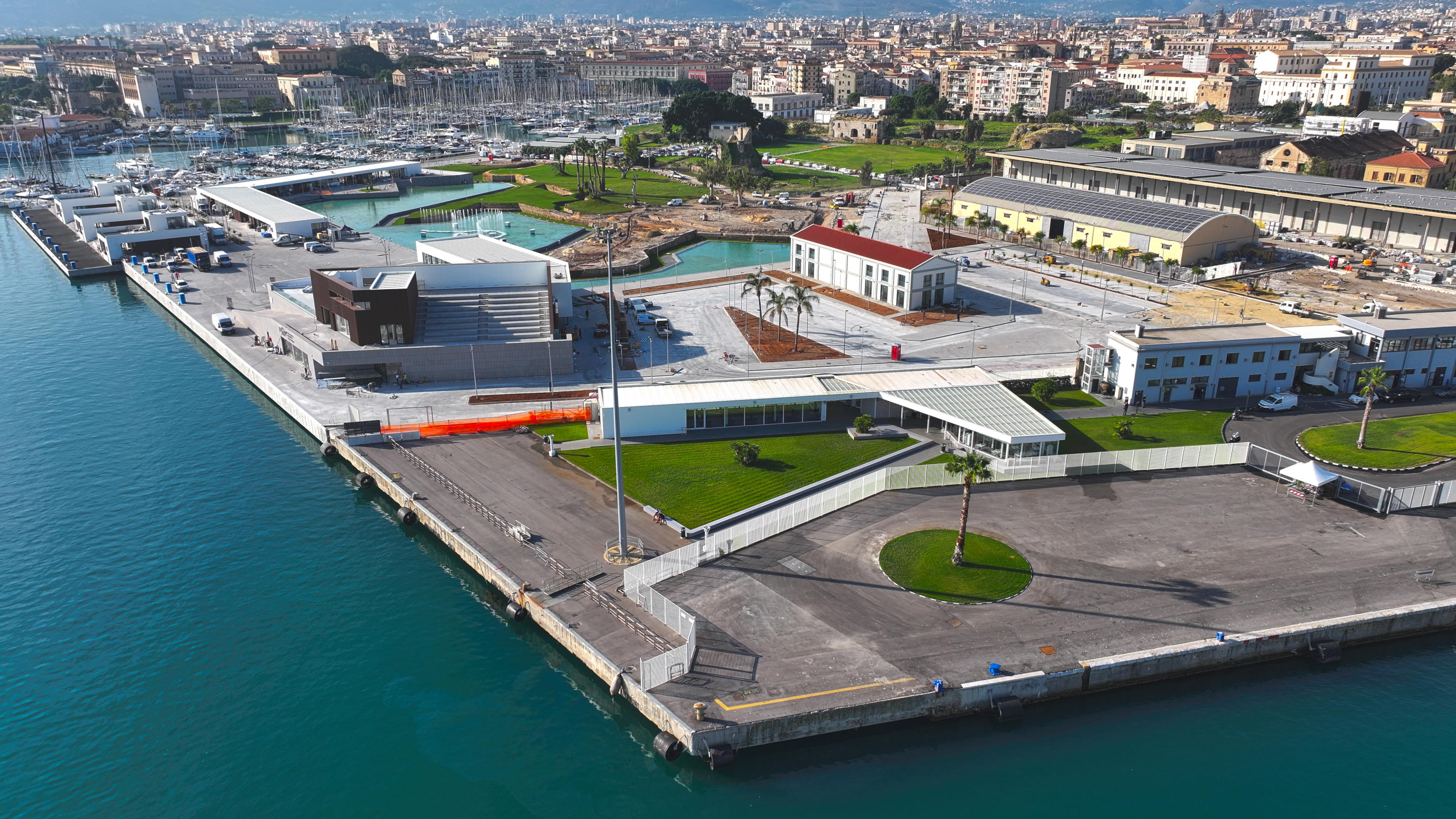 Una veduta del Palermo Marina Yachting, il nuovo porto di Palermo, in una immagine diffusa il 13 ottobre 2023 in occasione della cerimonia inaugurale. La costruzione dell'opera del molo trapezoidale al porto di Palermo è costata 30 milioni dei 600 che saranno utilizzati per completare tutte le infrastrutture dello scalo palermitano. 
ANSA/ UFFICIO STAMPA ++HO - NO SALES EDITORIAL USE ONLY++