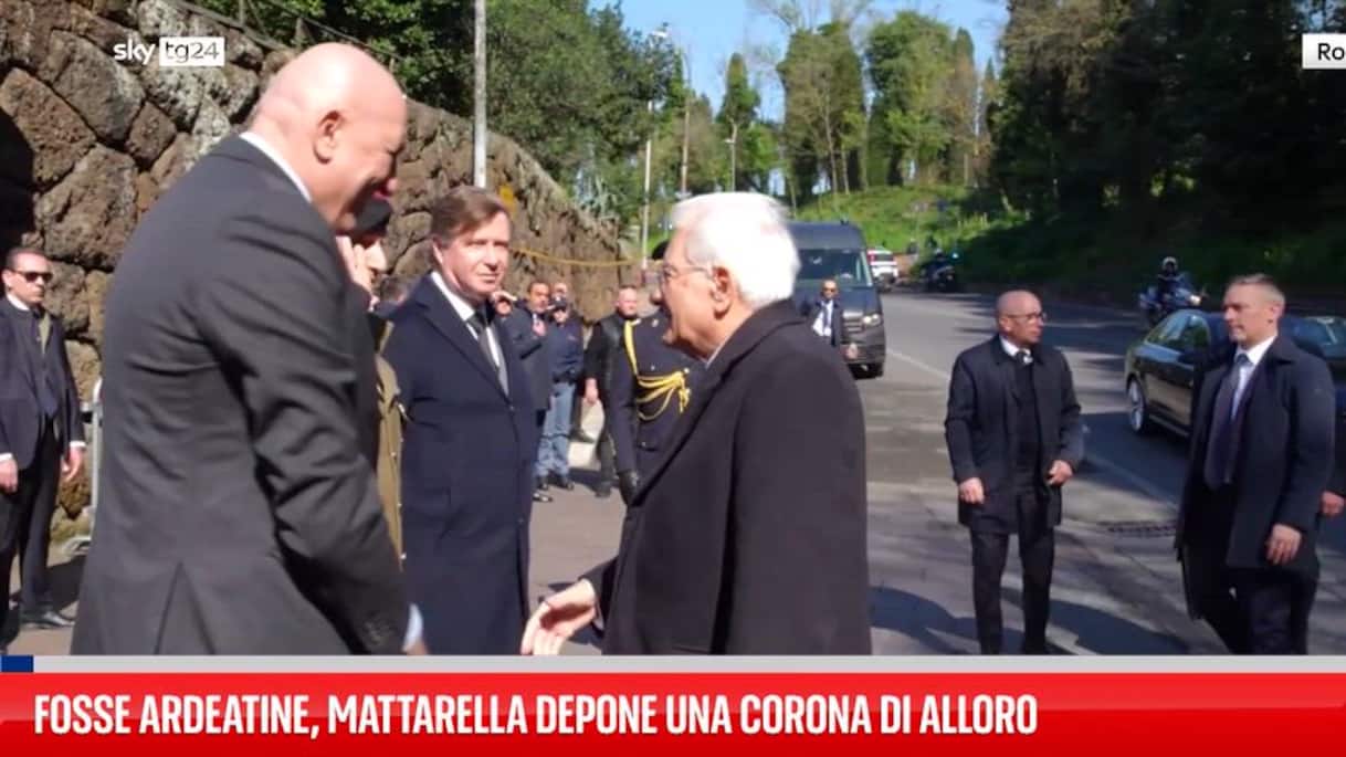Fosse Ardeatine, Mattarella depone una corona di alloro