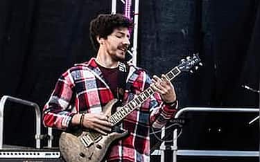 Una foto tratta dal profilo Facebook del Centro Culturale Anzolese che ritrae Alessandro Ambrosio, il capotreno di Trenitalia di 34 anni ucciso a coltellate nei pressi del parcheggio del piazzale Ovest della stazione di Bologna, 6 gennaio 2026 FACEBOOK / Centro Culturale Anzolese +++ ATTENZIONE: L'ANSA NON POSSIEDE I DIRITTI DI QUESTA FOTO CHE NON PUO' ESSERE PUBBLICATA SENZA L'AUTORIZZAZIONE DELLA FONTE DI ORIGINE CUI SI RINVIA +++ NPK +++