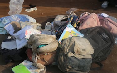 Alcuni zaini recuperati dai detriti della scuola a Minab