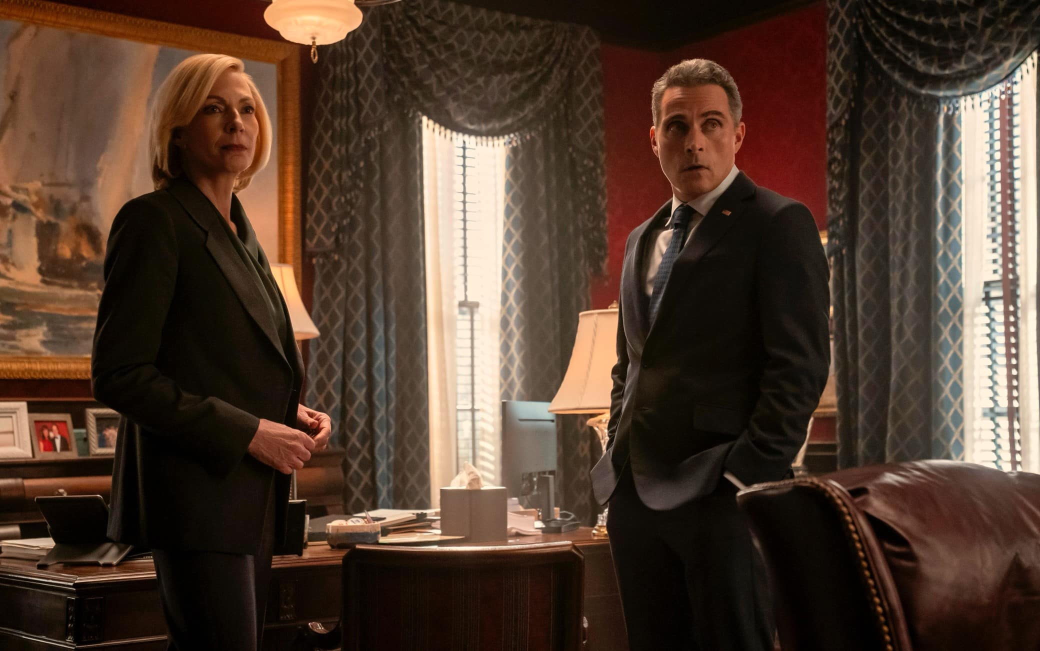 Allison Jenney e Rufus Sewell in una scena di The Diplomat 4