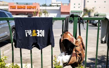 Una maglietta con scritto "ICE out of LA!"