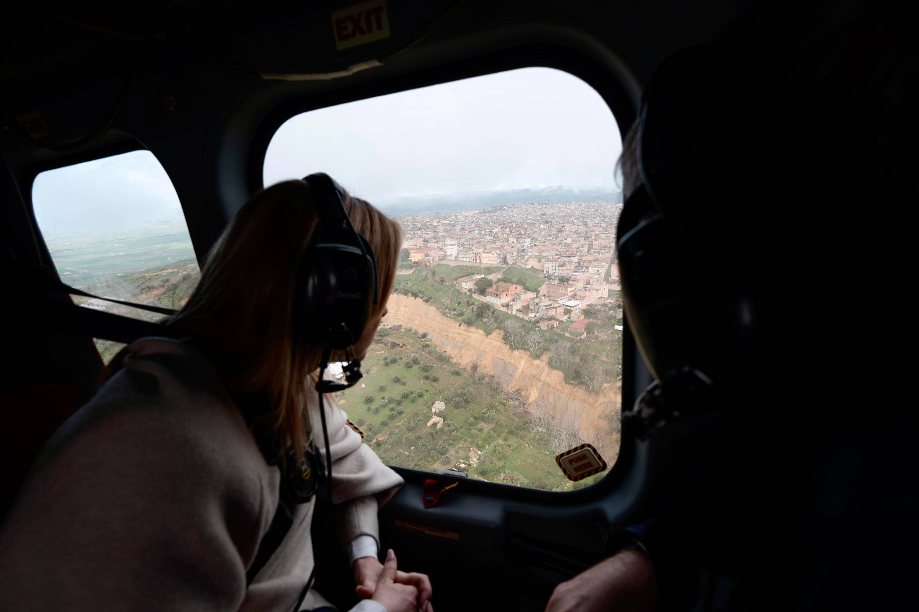 La premier Giorgia Meloni durante il sorvolo in elicottero sulle zone colpite dal maltempo in Sicialia, Niscemi,  28 gennaio 2026. ANSA/Filippo Attili - Uff stampa Palazzo Chigi + UFFICIO STAMPA, PRESS OFFICE, HANDOUT PHOTO, NO SALES, EDITORIAL USE ONLY + NPK