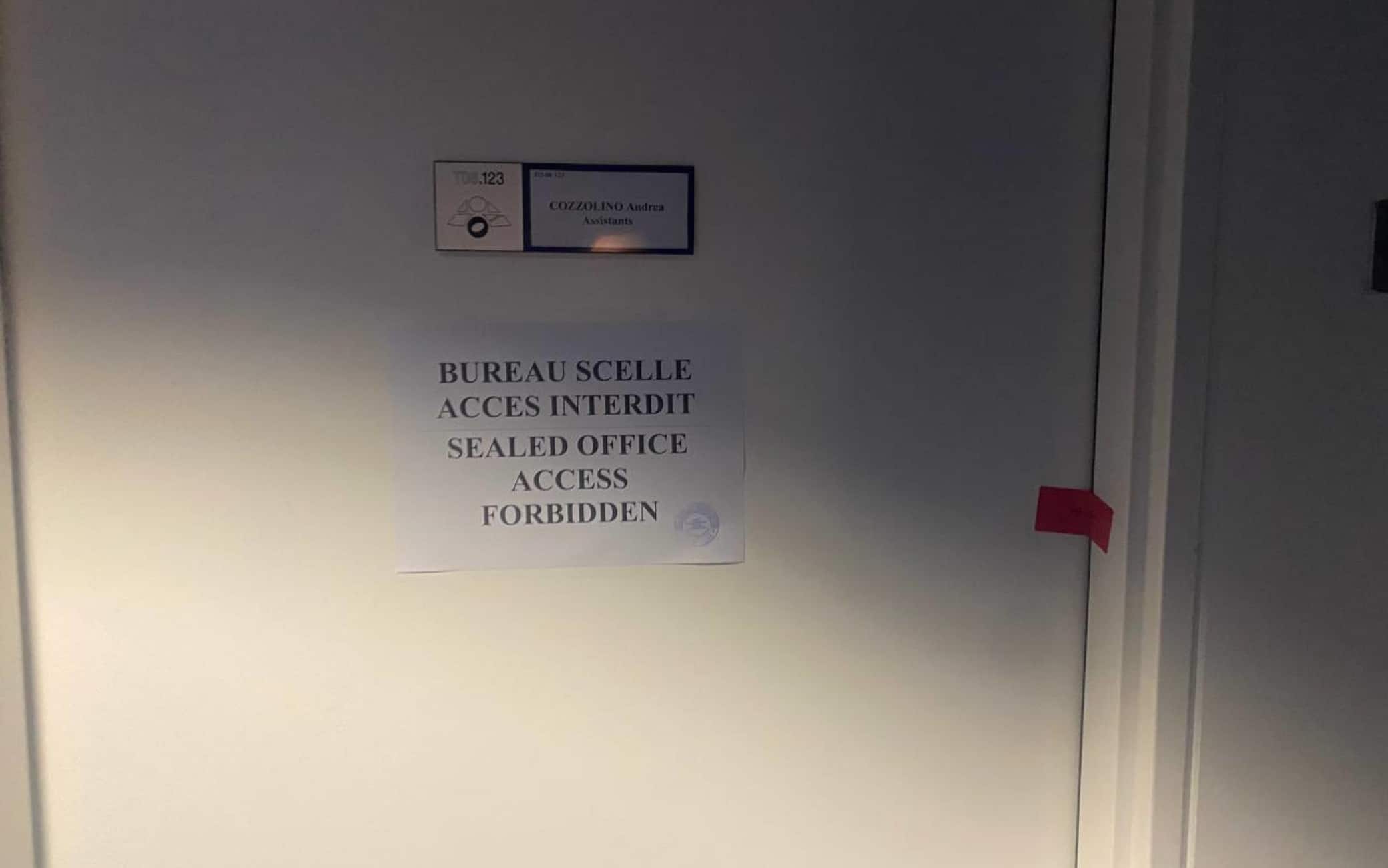 Sigilli agli uffici degli assistenti dell eurodeputato Andrea Cozzolino a Strasburgo, 12 dicembre 2022.
ANSA/ PIETRO GUASTAMACCHIA