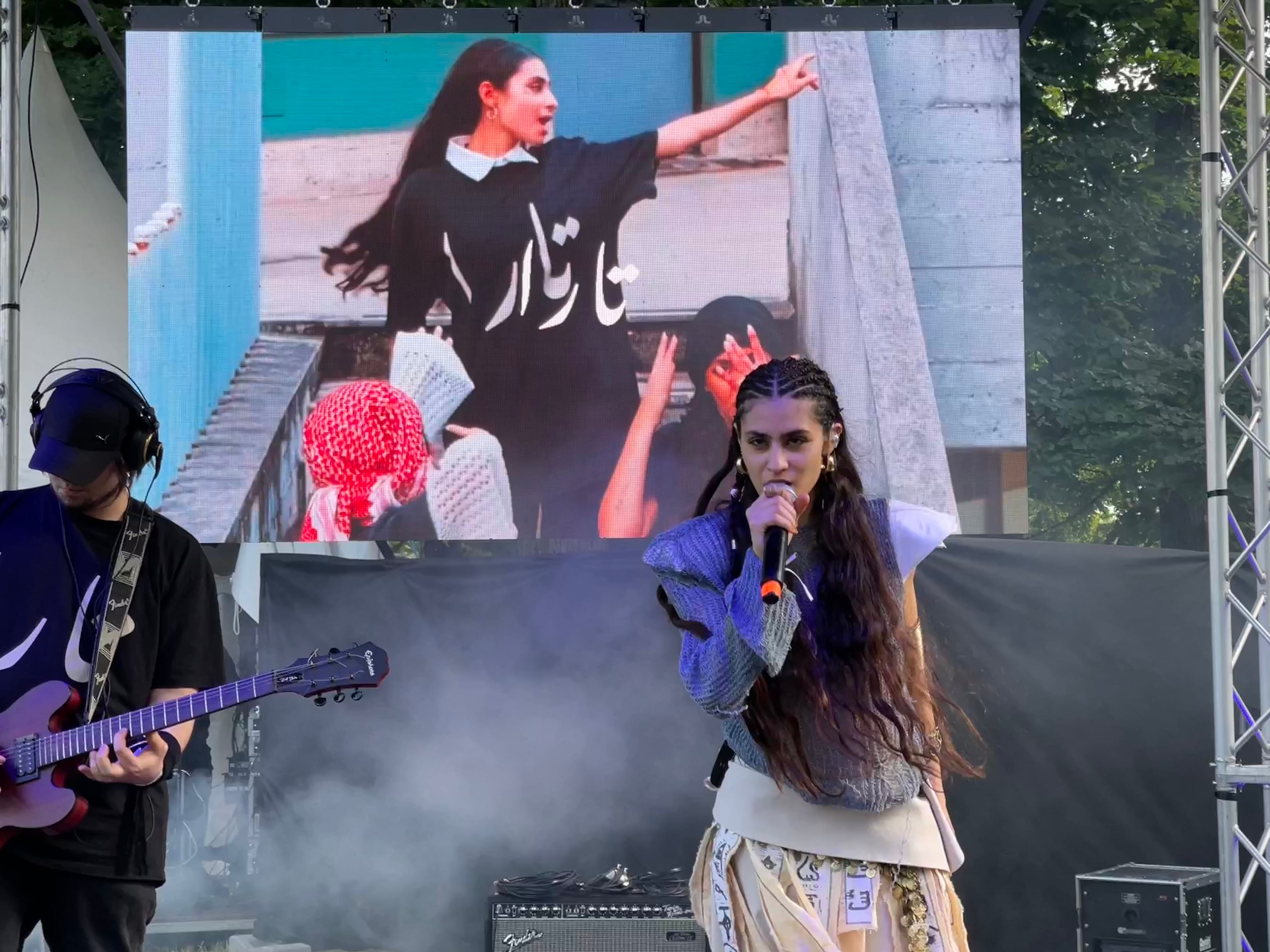 Tara si esibisce sull'Utravel stage del MI AMI