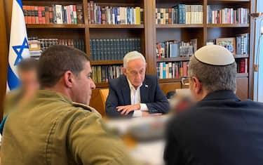 Benjamin Netanyahu durante una riunione di valutazione della situazione con i vertici dell’apparato di sicurezza,