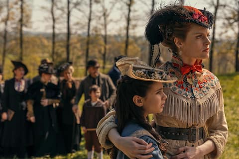 La Legge Di Lidia Poët. (L to R) Lea Violo as Mila, Liliana Bottone as Grazia Fontana in episode 301 of La Legge Di Lidia Poët. Cr. Lucia Iuorio/Netflix © 2026