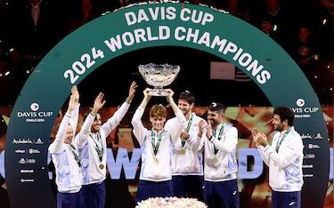 MALAGA, SPAIN - NOVEMBER 24: (L-R) Filippo Volandri, Jannik Sinner, Lorenzo Musetti, Matteo Berrettini, Andrea Vavassori and Simone Bolelli of Italy lift the Davis Cup Trophy after their teams victory during the Davis Cup Final match against Netherlands during the Davis Cup Finals at Palacio de Deportes Jose Maria Martin Carpena on November 24, 2024 in Malaga, Spain. (Photo by Matt McNulty/Getty Images for ITF)