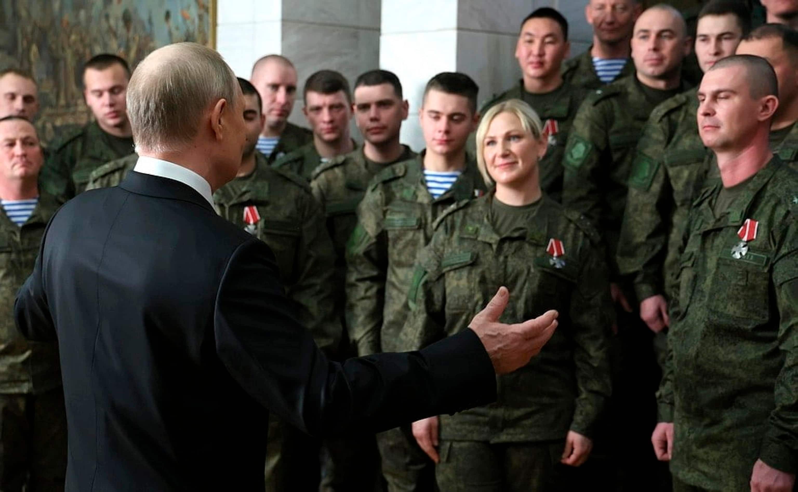 epa10384207 A handout still image provided  by the Russian Defence ministry press-service shows Russian President Vladimir Putin speaking with Russian servicemen during award ceremony as he visits the Southern Military District headquarter in Rostov on Don, in Rostov region, Russia, 31 December 2022.  EPA/RUSSIAN DEFENCE MINISTRY PRESS SERVICE/HANDOUT HANDOUT EDITORIAL USE ONLY/NO SALES HANDOUT EDITORIAL USE ONLY/NO SALES