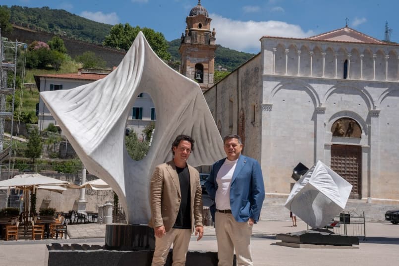 L'artista Gustavo Vélez insieme al sindaco Alberto Stefano Giovannetti
