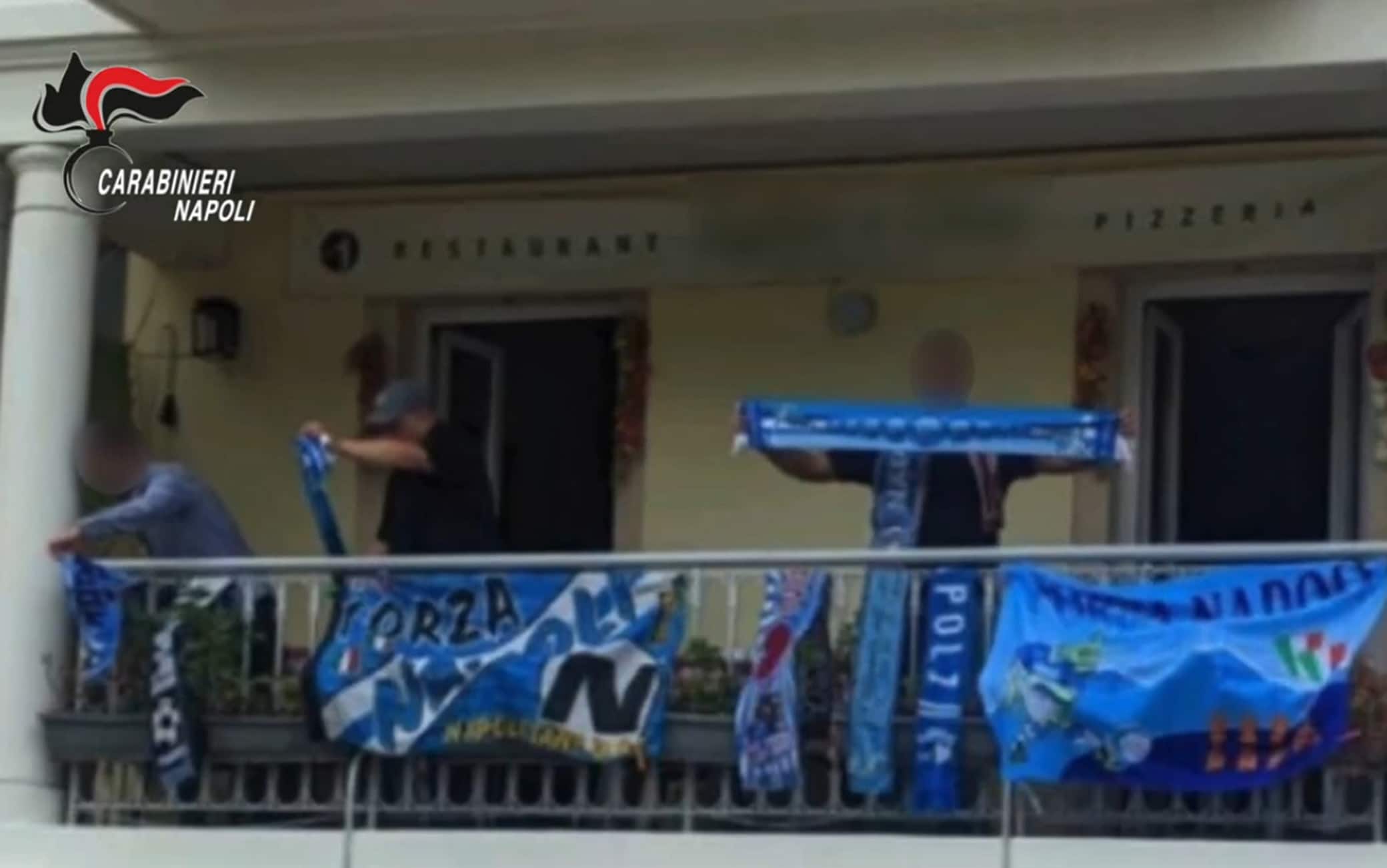 Vincenzo La Porta fotografato mentre festeggia lo scudetto del Napoli