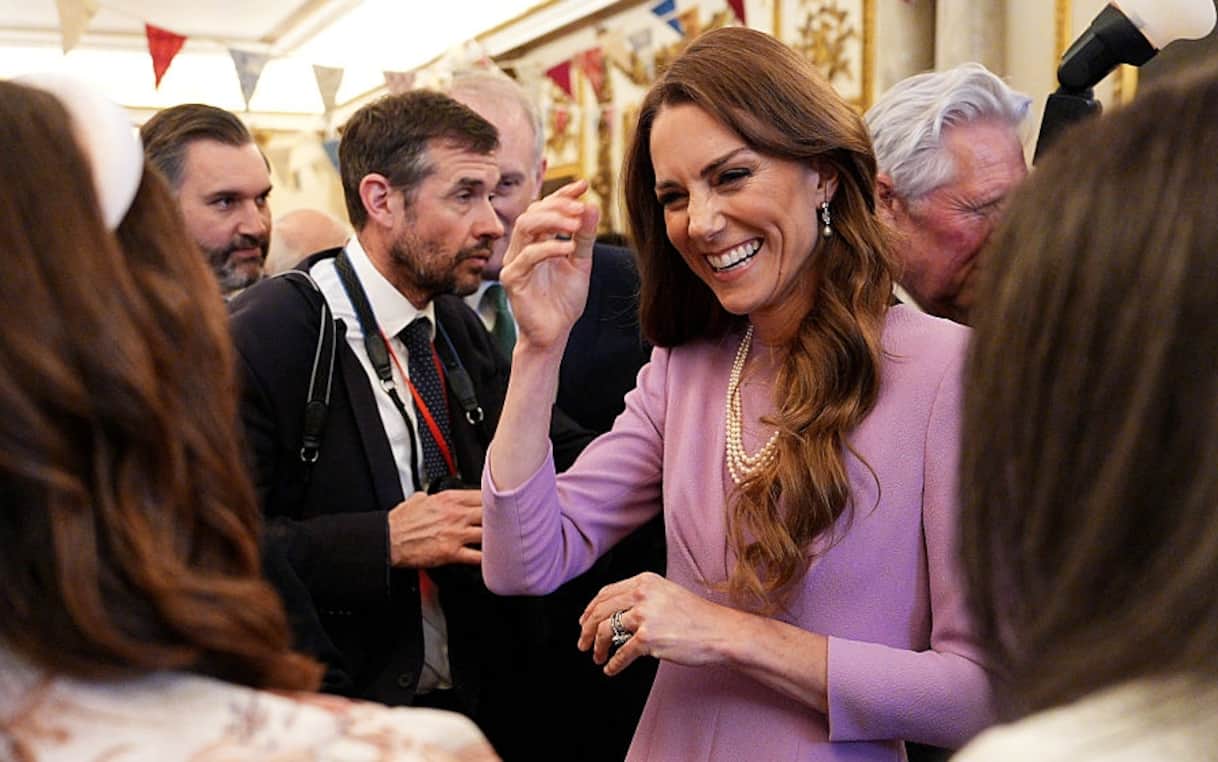 Kate Middleton Honors Queen Elizabeth II’s 100th Birthday with a Lilac Outfit and Pearl Necklace: A Royal Tribute in Photos