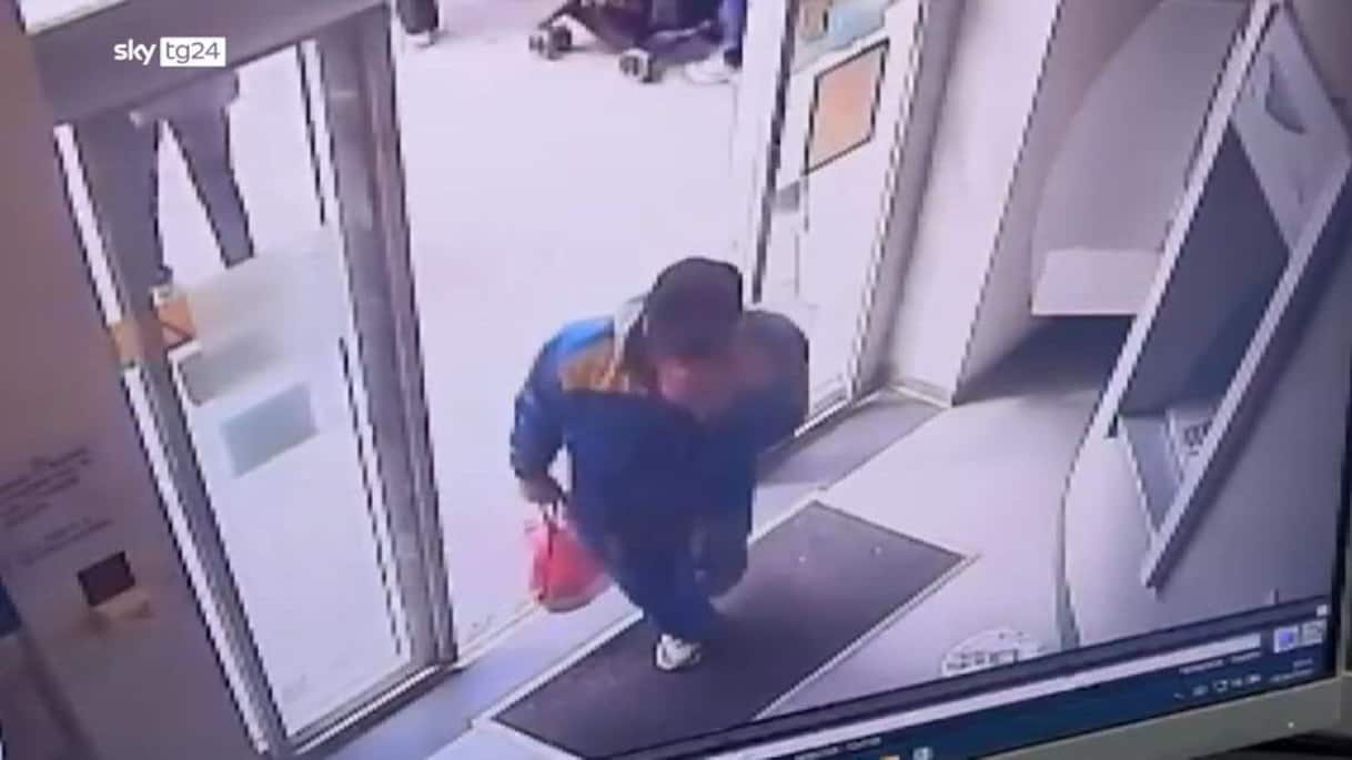 Rapina Napoli, indagini su percorso: ecco video banditi