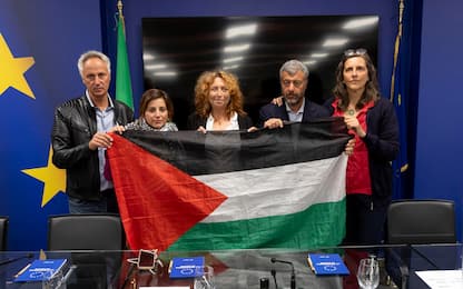 (S-D) Marco Croatti, Benedetta Scuderi, Maria Elena Delia, Arturo Scotto, Annalisa Corrado durante una conferenza stampa dopo la missione della Flotilla, Roma, 4 ottobre 2025. 
ANSA/MASSIMO PERCOSSI