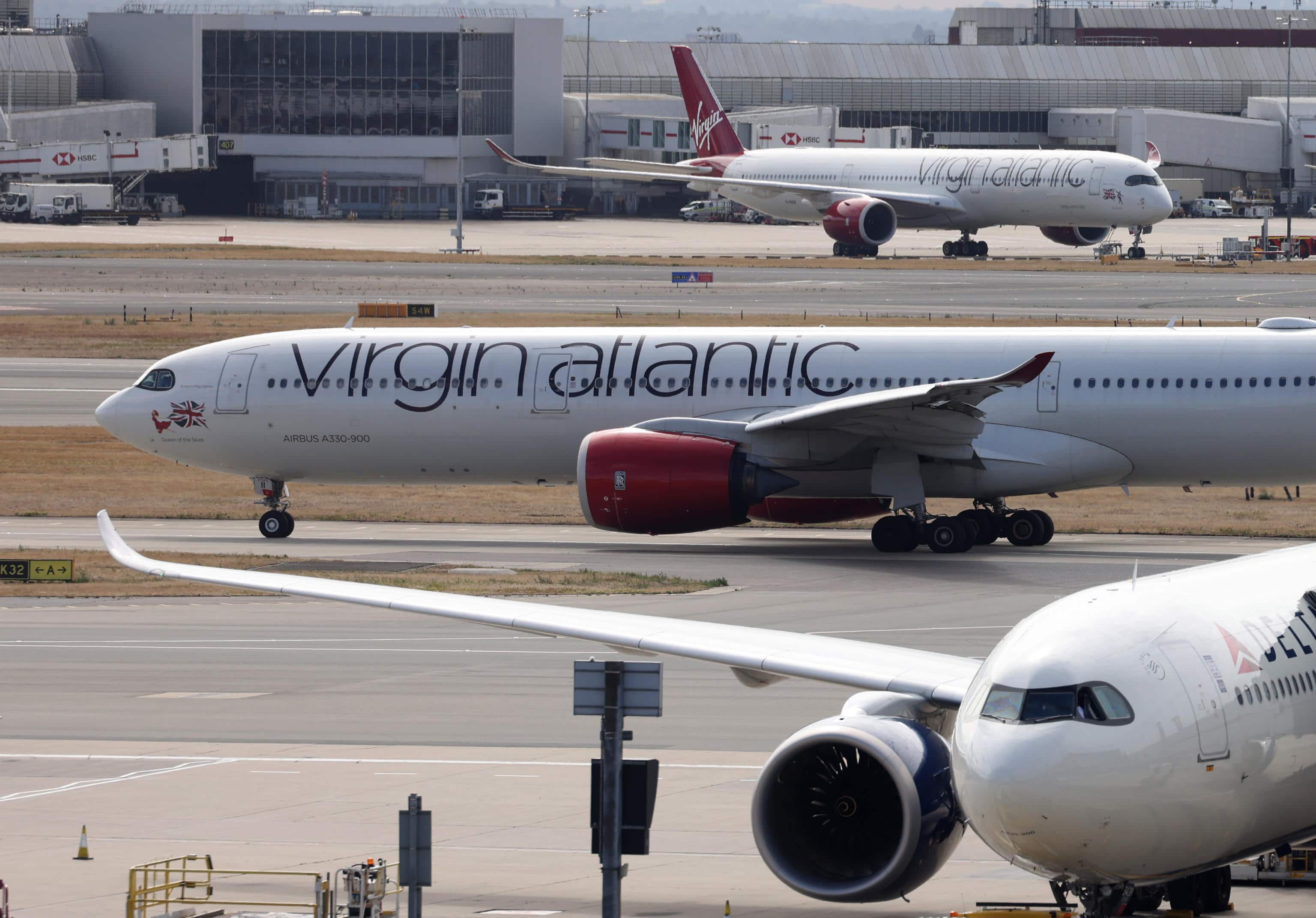 epa13224949 Planes on a runway at a terminal in Heathrow Airport, Britain, 09 September 2026. UK airports have warned of further disruption after more than 1,300 flights to and from the UK were cancelled due to a 'technical issue' on 08 September. Tens of thousands of passengers at airports, including Heathrow and Gatwick, faced travel chaos after planes could not take off safely.  EPA/NEIL HALL