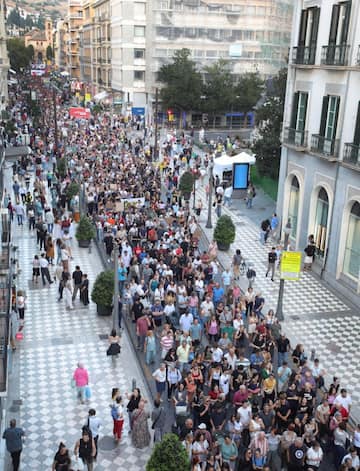 epa13279469 Housing protesters take part in a demonstration for the right to housing in Granada, Spain, 03 October 2026. Spain's Congress of Deputies rejected two government housing decrees containing measures on rents and evictions on 02 October. The latest wave of housing protests intensified after the 23 September eviction of an 87-year-old woman from the Madrid apartment where she had lived for more than 70 years.  EPA/PEPE TORRES