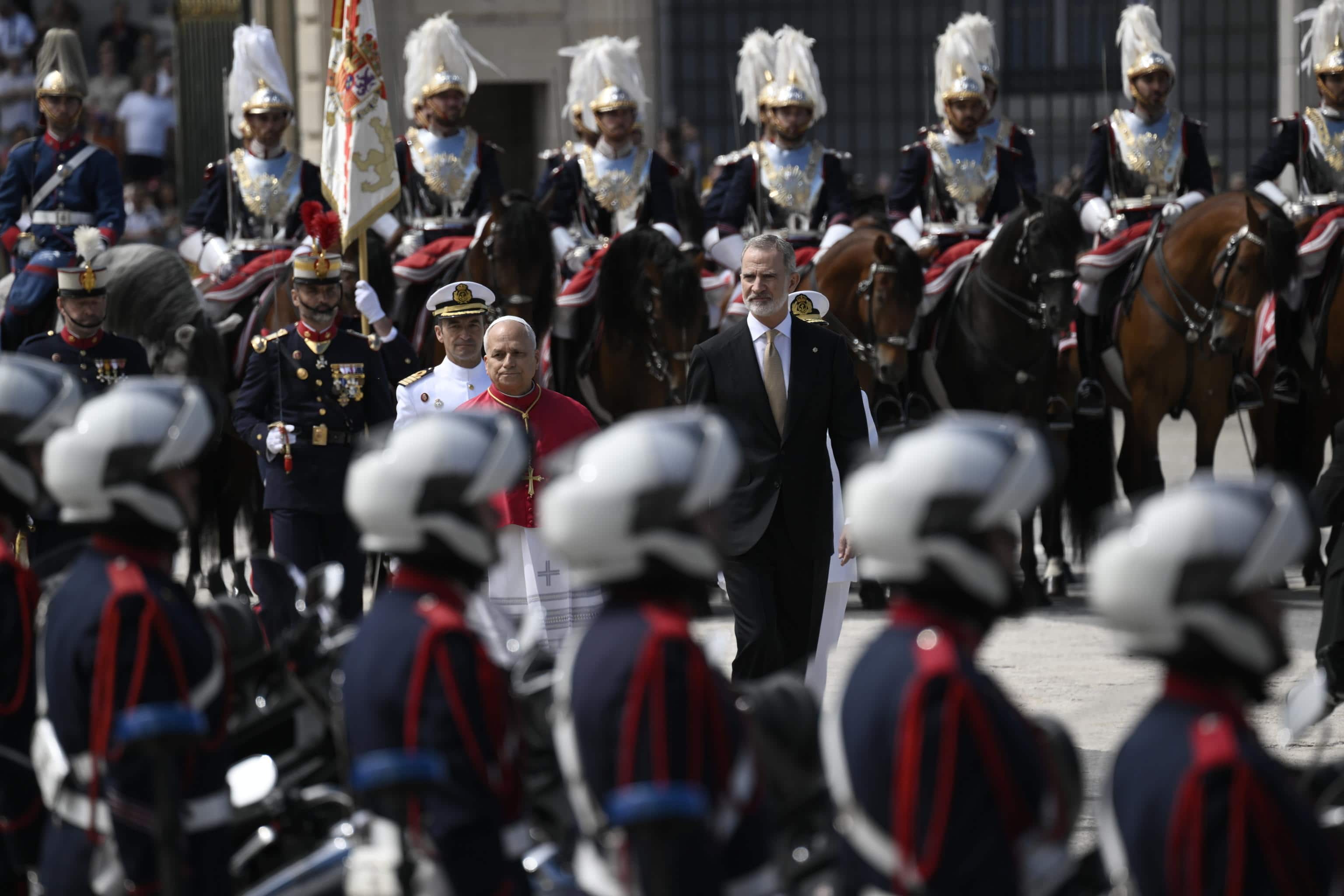 Spain's Felipe VI (C-R) welcomes Pope Leo XIV (C-L) at the Royal Palace in Madrid, Spain, 06 June 2026. Pope Leo XIV is undertaking an official six-day visit to Spain from 06 to 12 June 2026 covering Madrid, Barcelona, and the Canary Islands.  ANSA/CIRO FUSCO