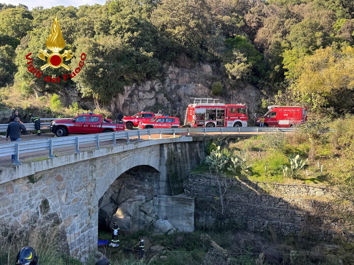 Auto precipita da un ponte in Sardegna, tre morti