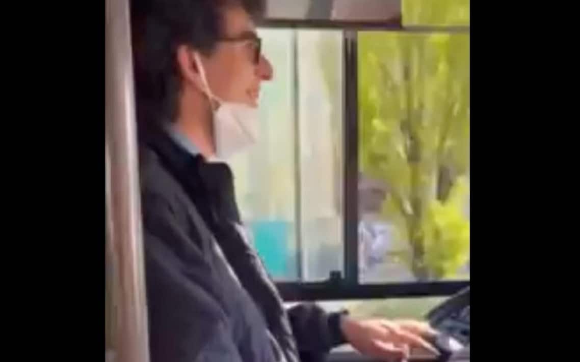 Dopo il caso del figlio 18enne ripreso in un video postato sui social a guidare un autobus benché senza patente, Gabriele Bonfanti si è autosospeso da direttore generale di Gtt, l'azienda del trasporto pubblico locale torinese, 29 aprile 2022. Lo ha proposto lo stesso Bonfanti al consiglio di amministrazione, riunitosi oggi, con "la convinzione che la proposta tuteli sia l'interesse aziendale sia la sua persona". Il cda, che ha confermato la stima per il direttore, ha individuato in 15 giorni il termine per concludere gli accertamenti che, informa una nota dell'azienda, se necessario saranno svolti con l'ausilio di esperti esterni.ANSA